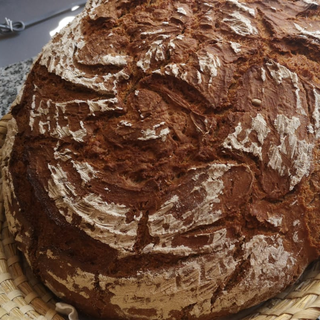 Brot wird vom Bäcker in den Ort geliefert.