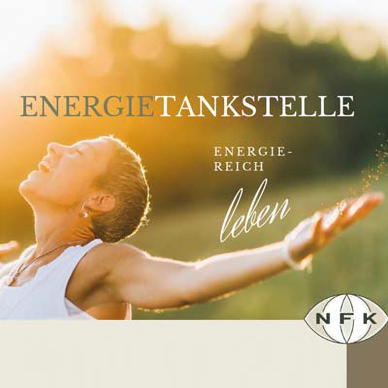 Energietankstelle - Frau breitet Arme aus