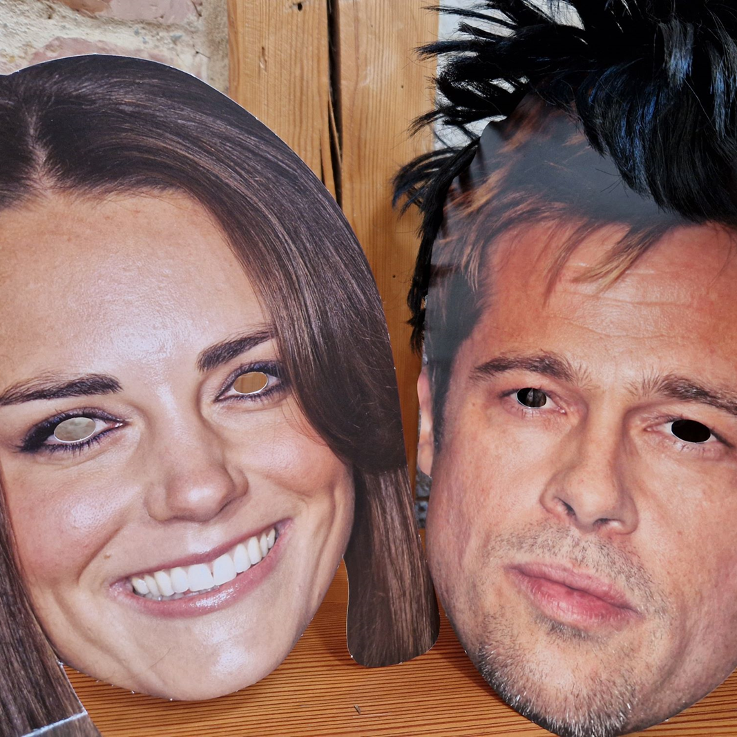 Papierfaschingsmasken für ein Paar. Kinesiologie hilft dir deine Masken zu erkennen.